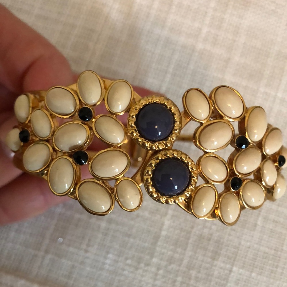 Clasp bracelet